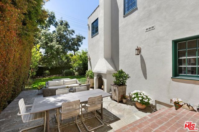 403 S Bundy Drive, Los Angeles CA: https://media.crmls.org/mediaz/70636764-39c8-4bcf-a4a6-f0d5542b3d3a.jpg