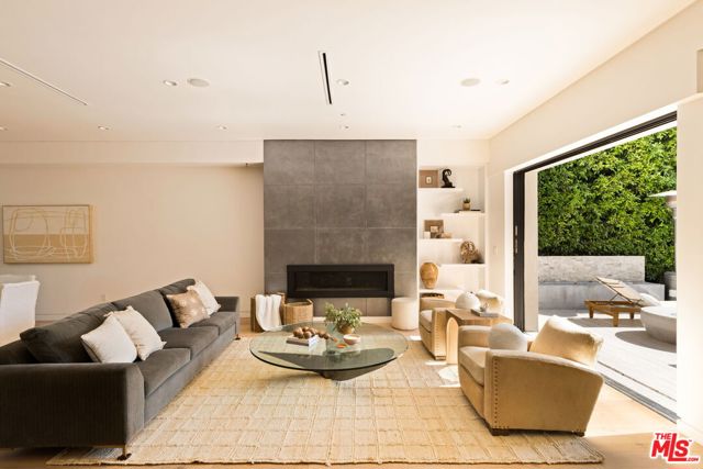 425 N Alfred Street, Los Angeles CA: https://media.crmls.org/mediaz/706375de-292a-4d79-8eda-18ab75d7ea5e.jpg