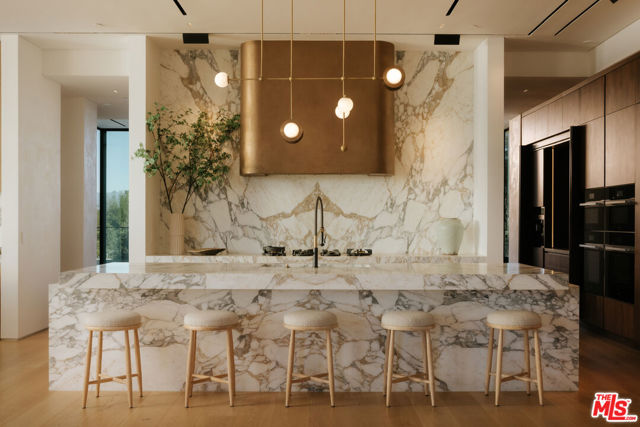 16187 Royal Oak Road, Encino CA: https://media.crmls.org/mediaz/7063bf50-e173-488d-ab88-ad2a89abbc07.jpg