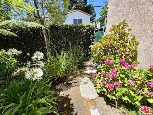 328 15th Street, Santa Monica CA: https://media.crmls.org/mediaz/70653195-1c0f-4625-925f-07f8b6d747ff.jpg