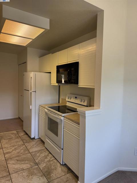 8145 Mountain View Dr, Pleasanton CA: https://media.crmls.org/mediaz/7065e16f-bbe2-4db8-b515-8fce2bd51c43.jpg