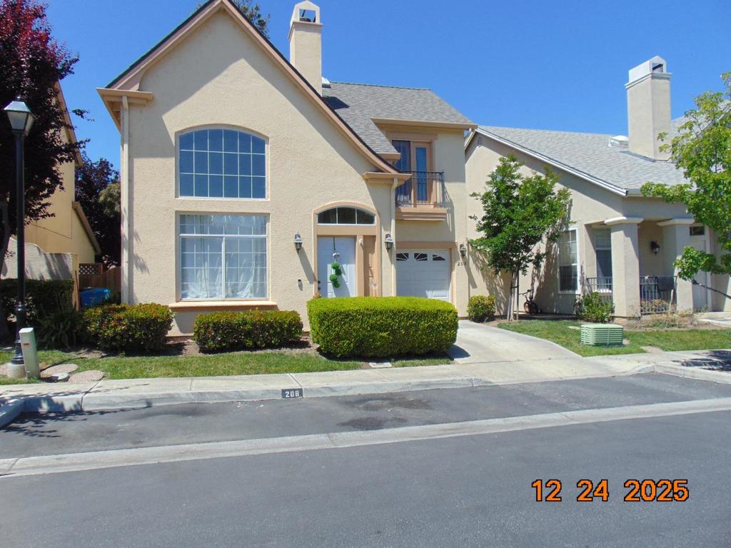 208 Holland Circle