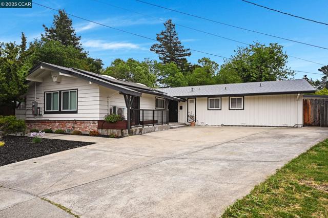 2326 Estrella Ct, Pinole CA: https://media.crmls.org/mediaz/7066ec35-16e6-425f-b2d1-89f532a73531.jpg