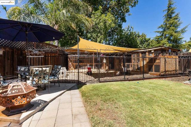 1126 Deerpark Rd, Oakley CA: https://media.crmls.org/mediaz/7066ee9f-1cdc-438d-a679-00f0173b6c77.jpg
