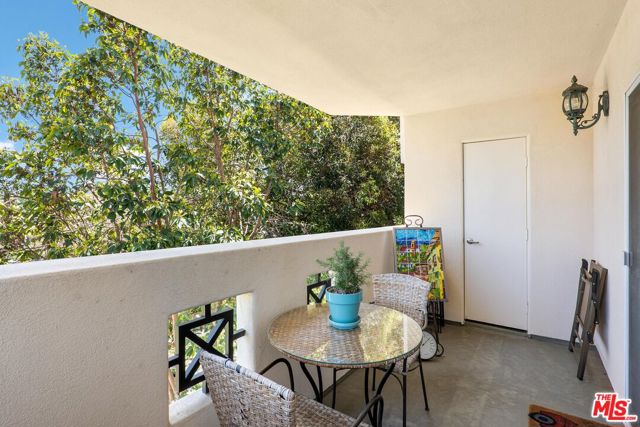 1948 Malcolm Avenue, Los Angeles CA: https://media.crmls.org/mediaz/706783e2-26cc-4aa6-a57c-7f70ae35b8e6.jpg