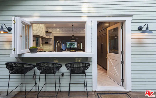 1403 N Orange Grove Avenue, West Hollywood CA: https://media.crmls.org/mediaz/7067d849-f7dc-42a8-afce-85d1d0155d5e.jpg