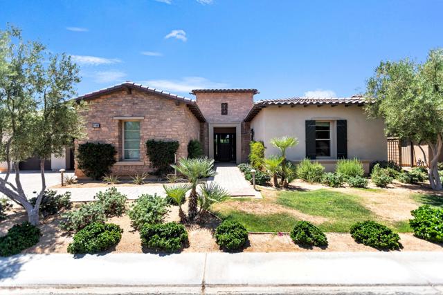 81805 Four Seasons Place, La Quinta CA: https://media.crmls.org/mediaz/70687434-1a8d-4d08-a072-0afec0fdd6fd.jpg