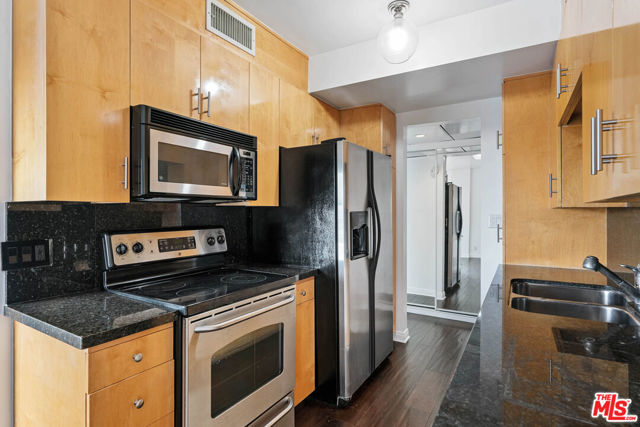 1131 Alta Loma Road, West Hollywood CA: https://media.crmls.org/mediaz/7068b3e5-b1bd-4829-82b6-64495fe98e4a.jpg