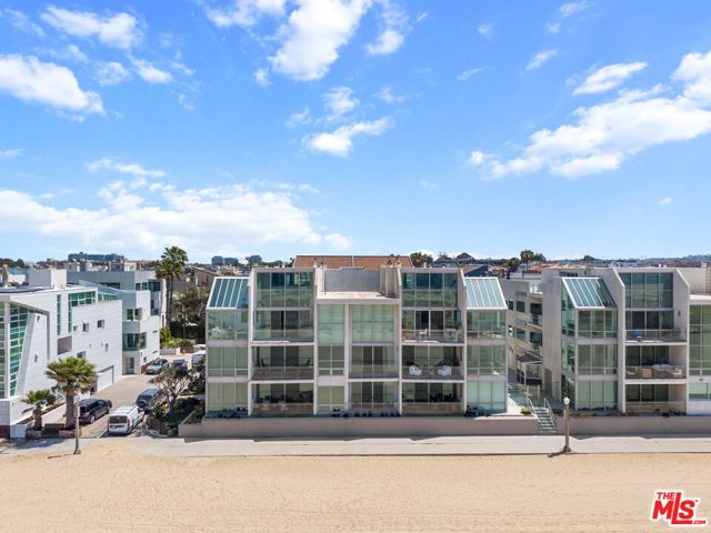 5205 Ocean Front Walk, Marina del Rey CA: https://media.crmls.org/mediaz/7068c12b-31cb-4722-9d27-955ad58e1a61.jpg