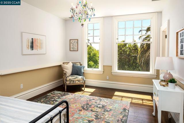 25 Crocker Ave, Piedmont CA: https://media.crmls.org/mediaz/70690eb3-d7e9-488e-8815-62511252fb18.jpg