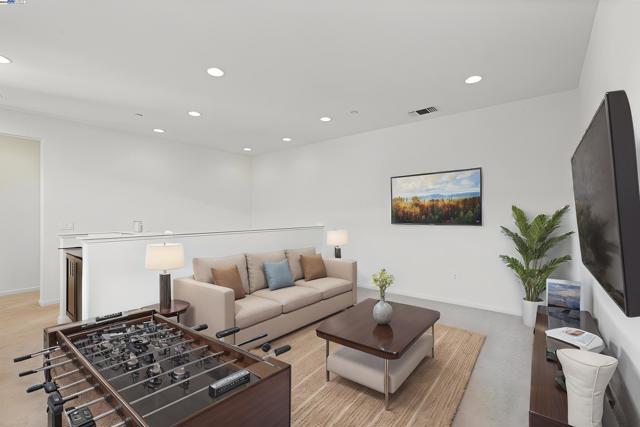 1025 S Fowler Ln, Mountain House CA: https://media.crmls.org/mediaz/7069a1b5-94c2-4672-8f54-bcee872b39f4.jpg