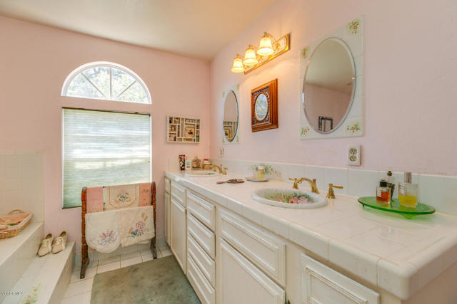1480 Magnolia Drive, Santa Paula CA: https://media.crmls.org/mediaz/7069ffff-9f88-4b11-ad0b-06f95f757881.jpg