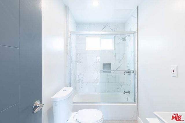 3872 Bentley Avenue, Culver City CA: https://media.crmls.org/mediaz/706a5b96-d7a7-457b-85e8-cbd6635550e1.jpg