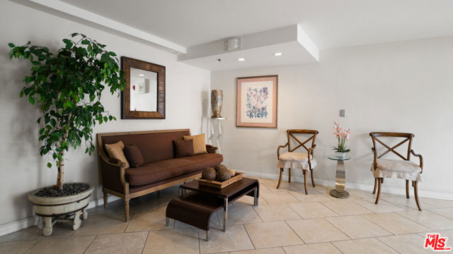 10627 Ashton Avenue, Los Angeles CA: https://media.crmls.org/mediaz/706b934e-5848-48cb-a0c9-b64da4de151d.jpg