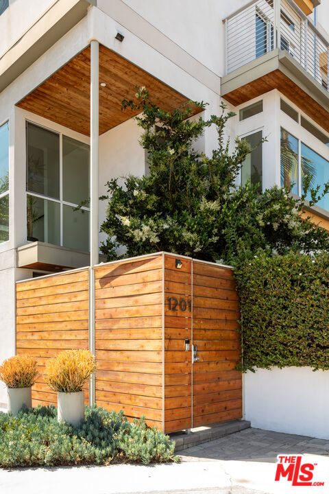 1201 N Las Palmas Avenue, Los Angeles CA: https://media.crmls.org/mediaz/706ba5b6-45a4-49fa-87b0-e58faf0d7a91.jpg