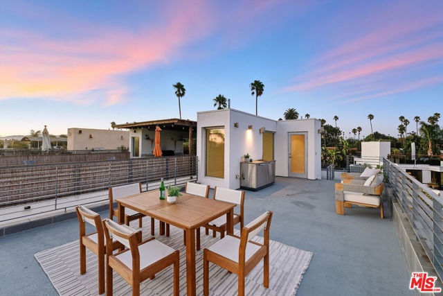 653 Oxford Ave, Venice CA: https://media.crmls.org/mediaz/706c523f-5505-4832-97a1-bac0970eee43.jpg