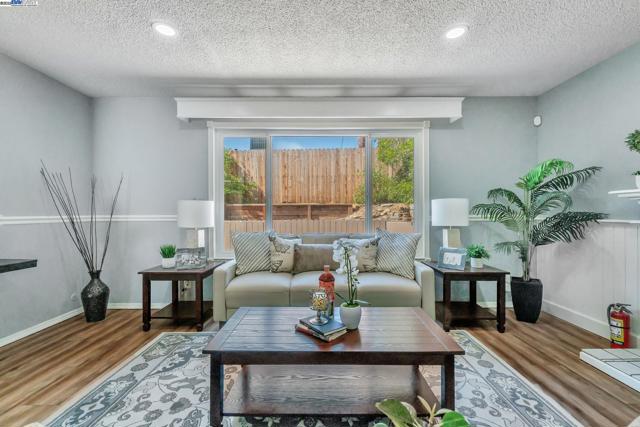 6013 Green Glen Way, Sacramento CA: https://media.crmls.org/mediaz/706c8519-c459-4445-a328-4cf7d635a214.jpg