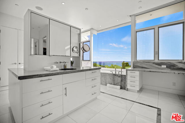 27454 Winding Way, Malibu CA: https://media.crmls.org/mediaz/706cae41-be0b-4966-ac2d-3c6c2679126d.jpg
