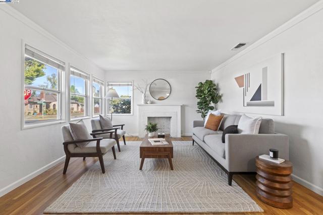 3719 60Th St, Sacramento CA: https://media.crmls.org/mediaz/706de9ae-f68c-4dda-9630-f8960a15a9d9.jpg