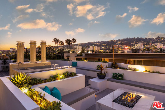 851 N Kings Road, West Hollywood CA: https://media.crmls.org/mediaz/706e64c8-a489-4e7c-9336-2566997c9059.jpg