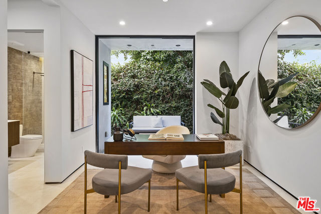 428 N La Jolla Avenue, Los Angeles CA: https://media.crmls.org/mediaz/706ea773-2a84-419b-9db3-103dac827e2a.jpg