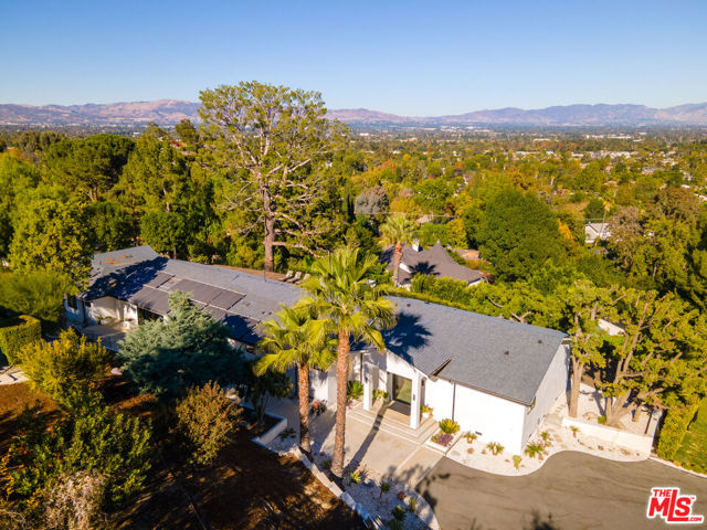 19536 Wells Drive, Tarzana CA: https://media.crmls.org/mediaz/706f1090-4a7d-4a70-9217-0054560a7652.jpg