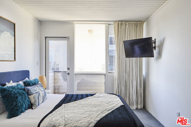 5515 Pacific Avenue, Marina del Rey CA: https://media.crmls.org/mediaz/706f269f-49c4-4462-9dbb-d7b85e3aa76d.jpg