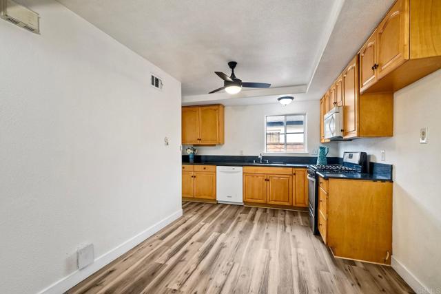 Detail Gallery Image 11 of 27 For 111 Fireside St, Oceanside,  CA 92058 - 4 Beds | 2 Baths