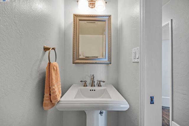 297 Lorraine Blvd, San Leandro CA: https://media.crmls.org/mediaz/7070842d-0a92-43b4-ab68-7620bfb583f1.jpg