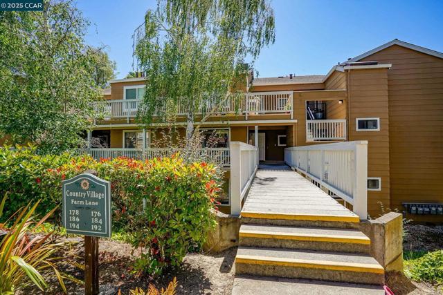 186 Farm Ln, Martinez CA: https://media.crmls.org/mediaz/7073edeb-1e1e-4645-968d-c4368c832a88.jpg