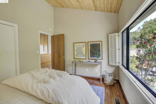 33 Binnacle Hl, Oakland CA: https://media.crmls.org/mediaz/7074e4e5-d3bb-47a3-983b-7060257b68ef.jpg
