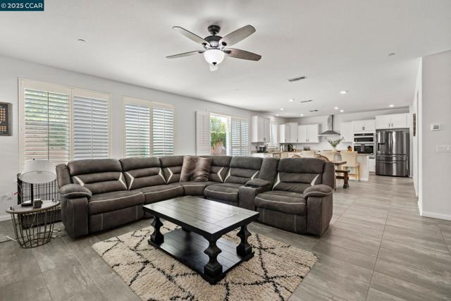 158 Wooley Creek Way, Brentwood CA: https://media.crmls.org/mediaz/7074f16c-0b23-44b7-9a9c-818b41b1a299.jpg