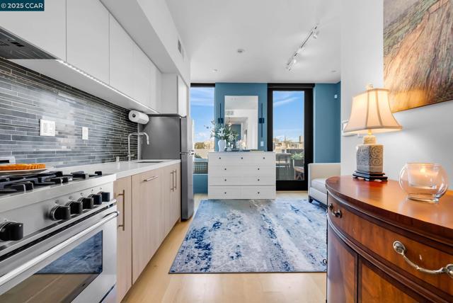 1515 15Th St, San Francisco CA: https://media.crmls.org/mediaz/7076d9bd-61dc-409a-96c6-61b73ad20a84.jpg