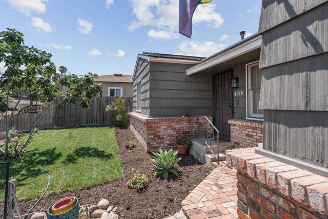 4150 Lois St, La Mesa CA: https://media.crmls.org/mediaz/7076e4b6-eacc-45c7-81b0-1a0f833b4b2b.jpg