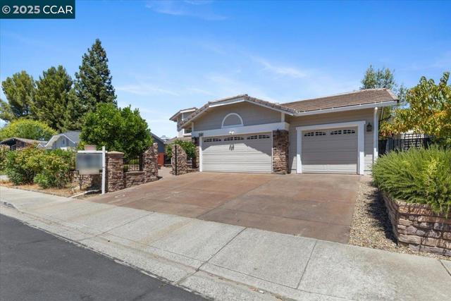 5497 Silver Sage Ct, Concord CA: https://media.crmls.org/mediaz/7077ca54-c0e5-492c-bd2c-5c5c3aef88bc.jpg