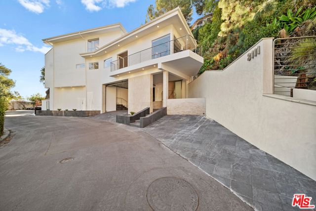 3111 Belden Drive, Los Angeles CA: https://media.crmls.org/mediaz/7077f617-5b94-4548-93c0-3fbf66e0ccd0.jpg