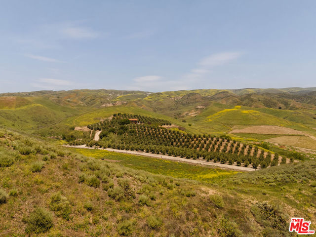 15101 Middle Ranch Road, Moorpark CA: https://media.crmls.org/mediaz/7078f323-4b9a-4596-acdc-606e0a5e5ace.jpg