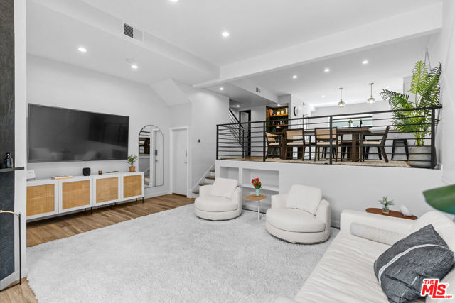 4360 Glencoe Avenue, Marina del Rey CA: https://media.crmls.org/mediaz/70794383-a917-4646-a8ad-1c722bae8304.jpg