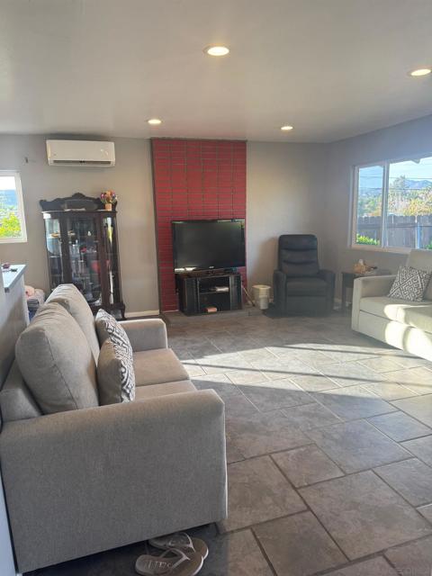 12710 Montauk St, Poway CA: https://media.crmls.org/mediaz/707aace5-ee88-4693-ae78-612dc46d2fb7.jpg