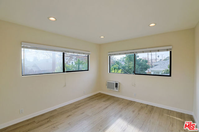 1277 W 23rd Street, Los Angeles CA: https://media.crmls.org/mediaz/707add2f-e334-44da-9b87-995bc203640e.jpg