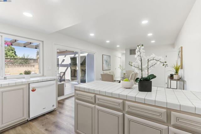 37690 Los Arboles Dr, Fremont CA: https://media.crmls.org/mediaz/707c4e46-d3b1-4860-9229-943da0860ab2.jpg
