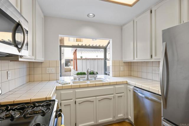 7727 Caminito Monarca, Carlsbad CA: https://media.crmls.org/mediaz/707cb067-8fe0-49fe-90e7-a5377c515ee8.jpg