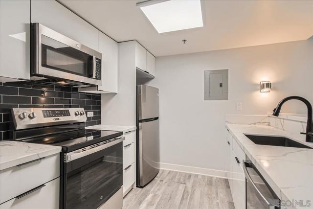 425 W Beech St, San Diego CA: https://media.crmls.org/mediaz/707d3fe2-feee-4869-96a1-de4870ddac0d.jpg