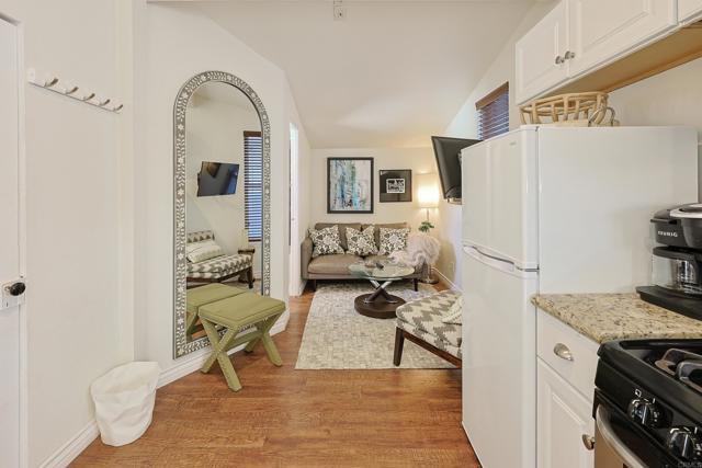 Detail Gallery Image 6 of 21 For 205 .5 C Ave, Coronado,  CA 92118 - 1 Beds | 1 Baths