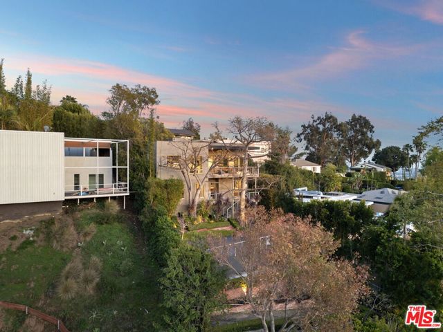 1415 Summitridge Drive, Beverly Hills CA: https://media.crmls.org/mediaz/707ecc97-5feb-484b-8a94-bed44e685152.jpg