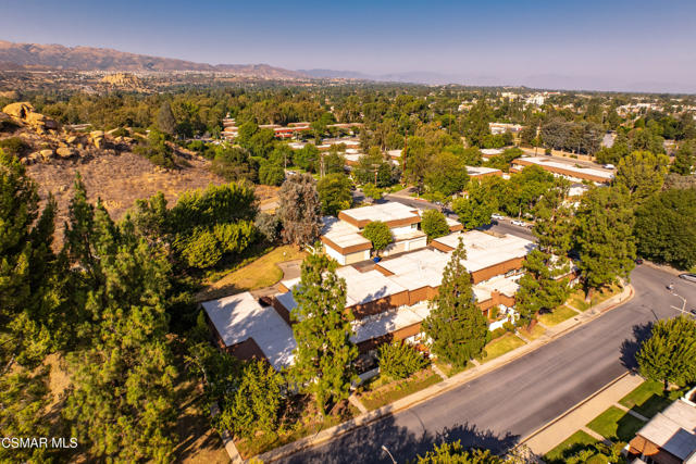 22421 Jeffrey Mark Court, Chatsworth CA: https://media.crmls.org/mediaz/707ed952-237d-4c22-9e96-8d0b1c3cd774.jpg