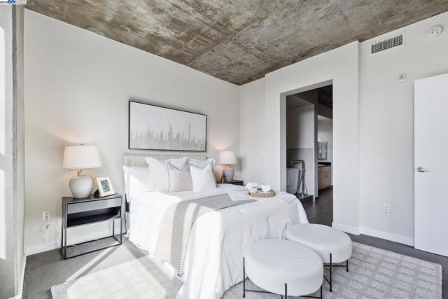 311 2nd St, Oakland CA: https://media.crmls.org/mediaz/707f4082-a8a6-4a23-81c3-794704ad061a.jpg