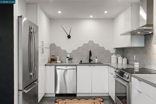 1200 65Th St, Emeryville CA: https://media.crmls.org/mediaz/70802fbe-6088-4785-a3a3-1d00d3b48eef.jpg