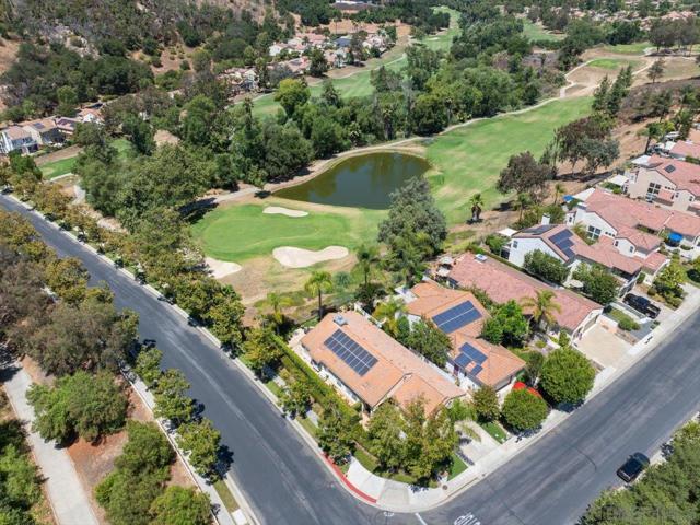 2385 Amber Oak Ln, Escondido CA: https://media.crmls.org/mediaz/70806828-781f-471e-907f-d0f1ce34dade.jpg