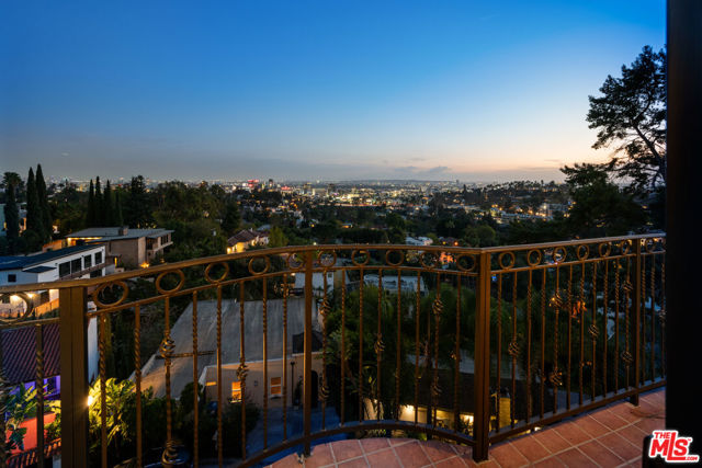 6420 Quebec Drive, Los Angeles CA: https://media.crmls.org/mediaz/70811d28-3aa0-4b2f-847f-a64bbe36d249.jpg